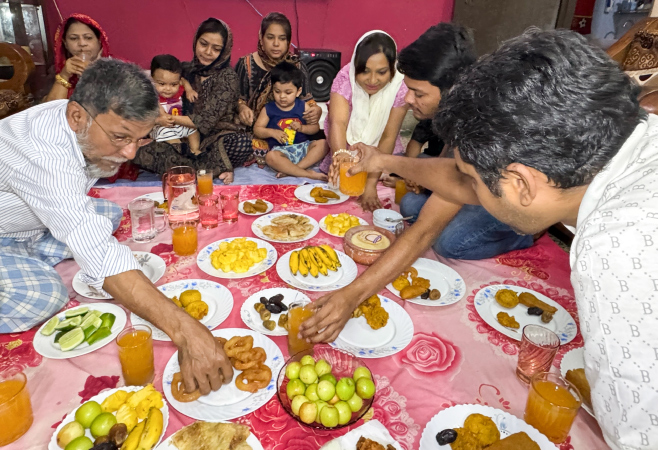 Participating in the Iftar of travelers